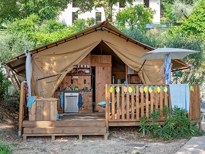 Luxuscamping - Kochutensilien - Camping La Rocca - Vacanceselect Safarizelt 4 Personen 2 Zimmer Badezimmer  von Vacanceselect auf Camping La Rocca