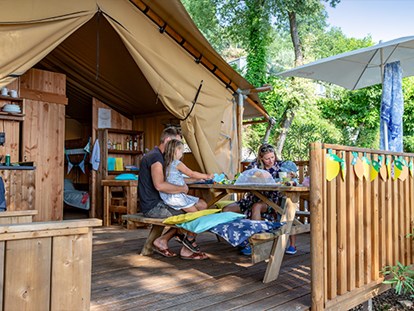 Luxury camping - Kaffeemaschine - Italy - Camping La Rocca - Vacanceselect Safarizelt 4 Personen 2 Zimmer Badezimmer  von Vacanceselect auf Camping La Rocca