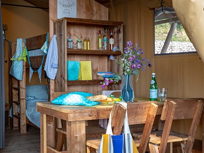 Luxuscamping - Kaffeemaschine - Italien - Camping La Rocca - Vacanceselect Safarizelt 4 Personen 2 Zimmer Badezimmer  von Vacanceselect auf Camping La Rocca