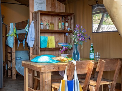 Luxuscamping - Kochmöglichkeit - Gardasee - Verona - Camping La Rocca - Vacanceselect Safarizelt 4 Personen 2 Zimmer Badezimmer  von Vacanceselect auf Camping La Rocca