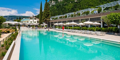Luxuscamping - Kühlschrank - Gardasee - Camping La Rocca - Vacanceselect Safarizelt 4 Personen 2 Zimmer Badezimmer  von Vacanceselect auf Camping La Rocca