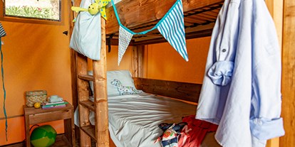 Luxuscamping - Kühlschrank - Gardasee - Camping La Rocca - Vacanceselect Safarizelt 4 Personen 2 Zimmer Badezimmer  von Vacanceselect auf Camping La Rocca