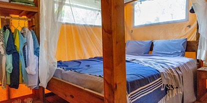 Luxuscamping - Terrasse - Italien - Camping La Rocca - Vacanceselect Safarizelt 4 Personen 2 Zimmer Badezimmer  von Vacanceselect auf Camping La Rocca