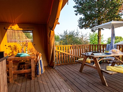 Luxury camping - Dusche - Gardasee - Verona - Camping La Rocca - Vacanceselect Safarizelt 4 Personen 2 Zimmer Badezimmer  von Vacanceselect auf Camping La Rocca