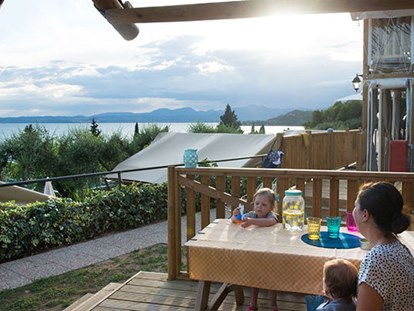 Luxury camping - Preisniveau: exklusiv - Gardasee - Verona - Camping La Rocca - Vacanceselect Airlodge 4 Personen 2 Zimmer Badezimmer von Vacanceselect auf Camping La Rocca
