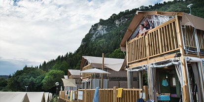 Luxuscamping - Terrasse - Italien - Camping La Rocca - Vacanceselect Airlodge 4 Personen 2 Zimmer Badezimmer von Vacanceselect auf Camping La Rocca