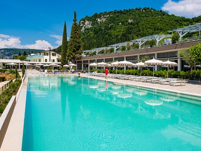 Luxuscamping - Kochmöglichkeit - Gardasee - Verona - Camping La Rocca - Vacanceselect Airlodge 4 Personen 2 Zimmer Badezimmer von Vacanceselect auf Camping La Rocca