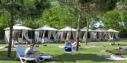 Luxuscamping - Emilia Romagna - Camping Villaggio Rubicone - Vacanceselect Mobilheim Moda 5/6 Personen 2 Zimmer Klimaanlage von Vacanceselect auf Camping Villaggio Rubicone