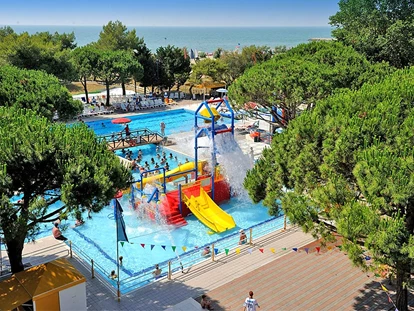 Luxuscamping - Camping Mediterraneo Camping Village - Vacanceselect Mobilheim Moda 5/6 Pers 2 Zimmer AC von Vacanceselect auf Camping Mediterraneo Camping Village