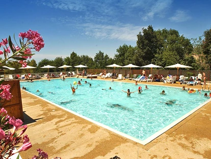 Luxuscamping - Camping Le Pianacce - Vacanceselect Lodgezelt Deluxe 5/6 Personen 2 Zimmer Badezimmer von Vacanceselect auf Camping Le Pianacce