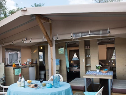 Luxury camping - Kaffeemaschine - Mittelmeer - Camping Le Pianacce - Vacanceselect Lodgezelt Deluxe 5/6 Personen 2 Zimmer Badezimmer von Vacanceselect auf Camping Le Pianacce