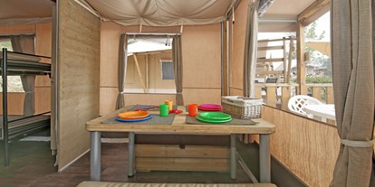 Luxuscamping - Gartenmöbel - Toskana - Camping Le Pianacce - Vacanceselect Lodgezelt Deluxe 5/6 Personen 2 Zimmer Badezimmer von Vacanceselect auf Camping Le Pianacce