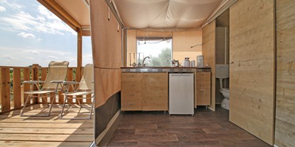 Luxuscamping - Gartenmöbel - Toskana - Camping Le Pianacce - Vacanceselect Lodgezelt Deluxe 5/6 Personen 2 Zimmer Badezimmer von Vacanceselect auf Camping Le Pianacce