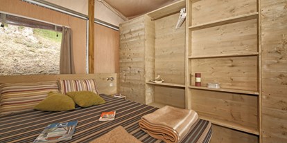 Luxuscamping - Toskana - Camping Le Pianacce - Vacanceselect Lodgezelt Deluxe 5/6 Personen 2 Zimmer Badezimmer von Vacanceselect auf Camping Le Pianacce
