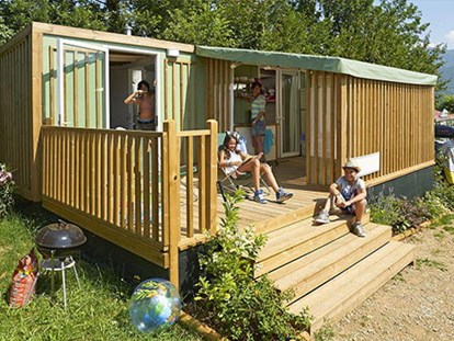 Luxury camping - Terrasse - Lucca - Pisa - Camping Le Pianacce - Vacanceselect Hybridlodge Clever 4/5 Personen 2 Zimmer Badezimmer von Vacanceselect auf Camping Le Pianacce