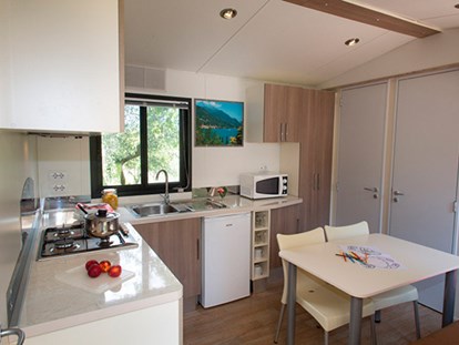 Luxuscamping - Kochmöglichkeit - Italien - Camping Le Pianacce - Vacanceselect Mobilheim Moda 5/6 Personen 2 Zimmer Klimaanlage von Vacanceselect auf Camping Le Pianacce