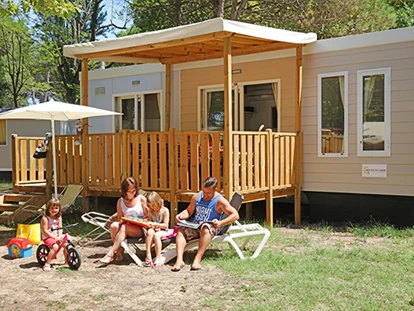 Luxury camping - Kochmöglichkeit - Italy - Camping Etruria - Vacanceselect Mobilheim Moda 6 Personen 3 Zimmer Klimaanlage 2 Badezimmer von Vacanceselect auf Camping Etruria
