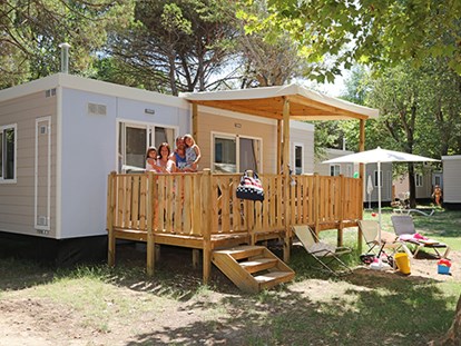 Luxury camping - Kochmöglichkeit - Italy - Camping Etruria - Vacanceselect Mobilheim Moda 6 Personen 3 Zimmer Klimaanlage 2 Badezimmer von Vacanceselect auf Camping Etruria