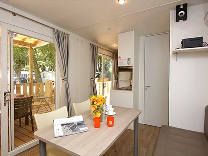 Luxury camping - Kaffeemaschine - Italy - Camping Etruria - Vacanceselect Mobilheim Moda 6 Personen 3 Zimmer Klimaanlage 2 Badezimmer von Vacanceselect auf Camping Etruria