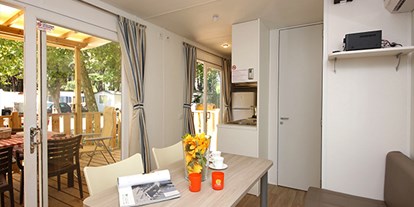 Luxuscamping - Terrasse - Italien - Camping Etruria - Vacanceselect Mobilheim Moda 6 Personen 3 Zimmer Klimaanlage 2 Badezimmer von Vacanceselect auf Camping Etruria