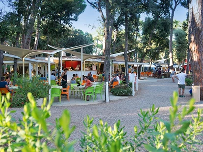 Luxuscamping - Kaffeemaschine - Italien - Camping Etruria - Vacanceselect Mobilheim Moda 6 Personen 3 Zimmer Klimaanlage 2 Badezimmer von Vacanceselect auf Camping Etruria
