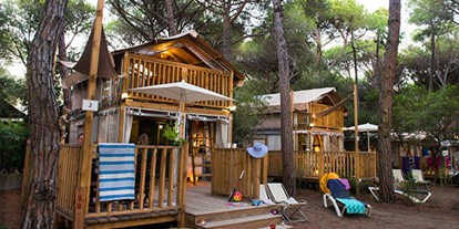 Luxuscamping - Kühlschrank - Lucca - Pisa - Camping Etruria - Vacanceselect Airlodge 4 Personen 2 Zimmer Badezimmer von Vacanceselect auf Camping Etruria
