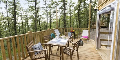 Luxuscamping - Gartenmöbel - Toskana - Camping Etruria - Vacanceselect Airlodge 4 Personen 2 Zimmer Badezimmer von Vacanceselect auf Camping Etruria