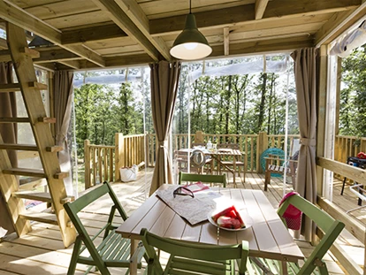 Luxury camping - Gartenmöbel - Mittelmeer - Camping Etruria - Vacanceselect Airlodge 4 Personen 2 Zimmer Badezimmer von Vacanceselect auf Camping Etruria