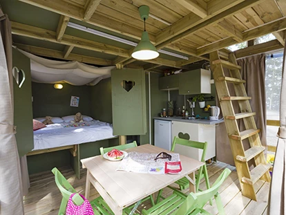 Luxuscamping - Kochmöglichkeit - Italien - Camping Etruria - Vacanceselect Airlodge 4 Personen 2 Zimmer Badezimmer von Vacanceselect auf Camping Etruria