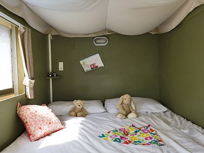 Luxury camping - Kühlschrank - Lucca - Pisa - Camping Etruria - Vacanceselect Airlodge 4 Personen 2 Zimmer Badezimmer von Vacanceselect auf Camping Etruria