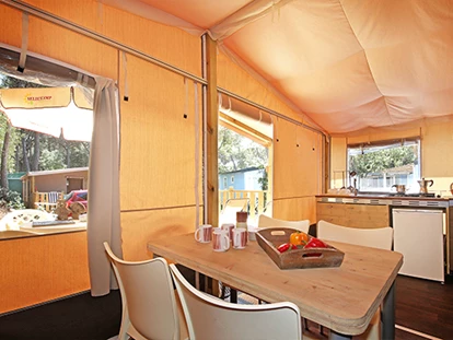 Luxury camping - Kaffeemaschine - Mittelmeer - Camping Etruria - Vacanceselect Lodgezelt Deluxe 5/6 Personen 2 Zimmer Badezimmer von Vacanceselect auf Camping Etruria
