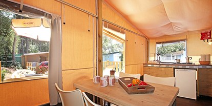 Luxuscamping - Art der Unterkunft: Lodgezelt - Toskana - Camping Etruria - Vacanceselect Lodgezelt Deluxe 5/6 Personen 2 Zimmer Badezimmer von Vacanceselect auf Camping Etruria