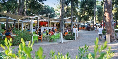 Luxuscamping - Gartenmöbel - Toskana - Camping Etruria - Vacanceselect Lodgezelt Deluxe 5/6 Personen 2 Zimmer Badezimmer von Vacanceselect auf Camping Etruria