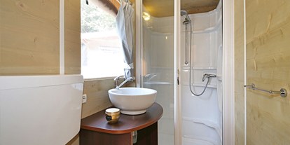 Luxuscamping - Gartenmöbel - Toskana - Camping Etruria - Vacanceselect Lodgezelt Deluxe 5/6 Personen 2 Zimmer Badezimmer von Vacanceselect auf Camping Etruria