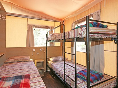 Luxuscamping - Dusche - Mittelmeer - Camping Etruria - Vacanceselect Lodgezelt Deluxe 5/6 Personen 2 Zimmer Badezimmer von Vacanceselect auf Camping Etruria
