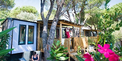 Luxuscamping - Sardinien - Camping 4 Mori Family Village - Vacanceselect Mobilheim Moda 5/6 Personen 2 Zimmer Klimaanlage von Vacanceselect auf Camping 4 Mori Family Village