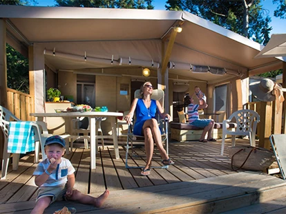 Luxury camping - Gartenmöbel - Mittelmeer - Camping Nouvelle Floride - Vacanceselect Lodgezelt Deluxe 5/6 Personen 2 Zimmer Badezimmer von Vacanceselect auf Camping Nouvelle Floride