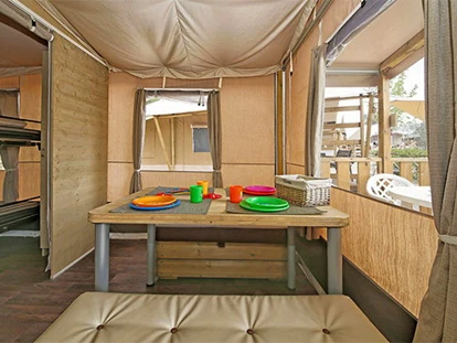 Luxury camping - Kaffeemaschine - Mittelmeer - Camping Nouvelle Floride - Vacanceselect Lodgezelt Deluxe 5/6 Personen 2 Zimmer Badezimmer von Vacanceselect auf Camping Nouvelle Floride