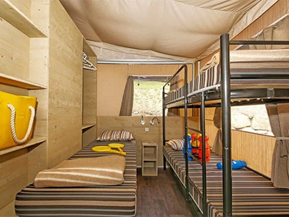 Luxury camping - getrennte Schlafbereiche - France - Camping Nouvelle Floride - Vacanceselect Lodgezelt Deluxe 5/6 Personen 2 Zimmer Badezimmer von Vacanceselect auf Camping Nouvelle Floride