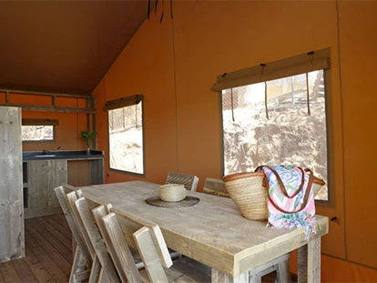 Luxury camping - Camping Cala Canyelles - Vacanceselect Safarizelt 6 Personen 3 Zimmer Badezimmer von Vacanceselect auf Camping Cala Canyelles
