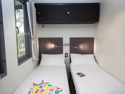 Luxuscamping - Camping Cala Canyelles - Vacanceselect Mobilheim Moda 6 Personen 3 Zimmer Klimaanlage von Vacanceselect auf Camping Cala Canyelles