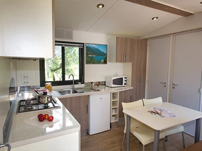 Luxury camping - Kochmöglichkeit - Italy - Camping Ca'Savio - Vacanceselect Mobilheim Moda 5/6 Personen 2 Zimmer Klimaanlage von Vacanceselect auf Camping Ca'Savio