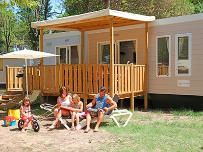 Luxuscamping - Kochutensilien - Camping Ca'Savio - Vacanceselect Mobilheim Moda 6 Personen 3 Zimmer Klimaanlage 2 Badezimmer von Vacanceselect auf Camping Ca'Savio