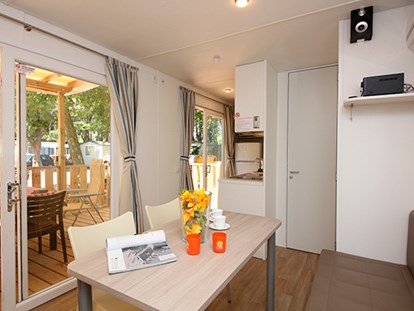 Luxury camping - Kaffeemaschine - Italy - Camping Ca'Savio - Vacanceselect Mobilheim Moda 6 Personen 3 Zimmer Klimaanlage 2 Badezimmer von Vacanceselect auf Camping Ca'Savio