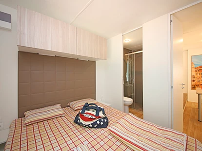 Luxuscamping - getrennte Schlafbereiche - Camping Ca'Savio - Vacanceselect Mobilheim Moda 6 Personen 3 Zimmer Klimaanlage 2 Badezimmer von Vacanceselect auf Camping Ca'Savio