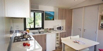 Luxury camping - Kochmöglichkeit - Italy - Union Lido - Vacanceselect Mobilheim Moda 4/5 Personen 2 Zimmer Klimaanlage von Vacanceselect auf Camping Union Lido