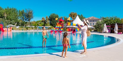 Luxuscamping - Italien - Camping Vigna sul Mar Camping Village - Vacanceselect Mobilheim Moda 5/6 Pers 2 Zimmer AC von Vacanceselect auf Camping Vigna sul Mar Camping Village