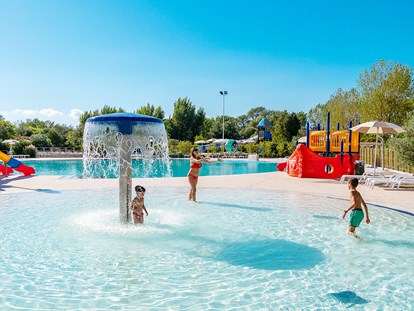 Luxury camping - Terrasse - Italy - Camping Vigna sul Mar Camping Village - Vacanceselect Mobilheim Moda 5/6 Pers 2 Zimmer AC von Vacanceselect auf Camping Vigna sul Mar Camping Village