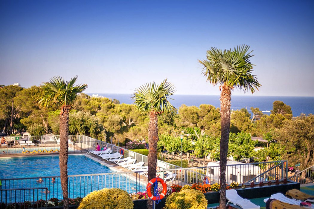 Luxuscamping - Safarizelt 6 Personen 3 Zimmer Badezimmer von Vacanceselect auf Camping Cala Gogo