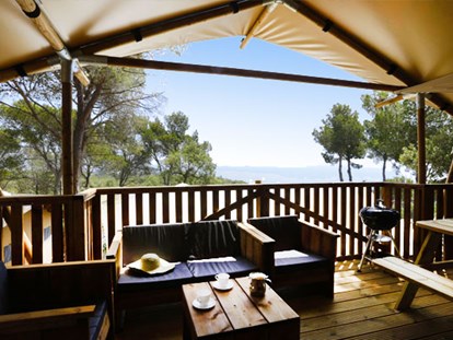 Luxury camping - getrennte Schlafbereiche - Mittelmeer - Camping Cala Gogo - Vacanceselect Safarizelt 6 Personen 3 Zimmer Badezimmer von Vacanceselect auf Camping Cala Gogo